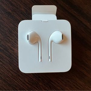 NWOT- Wired Apple Earbud Headphones with Lightening port